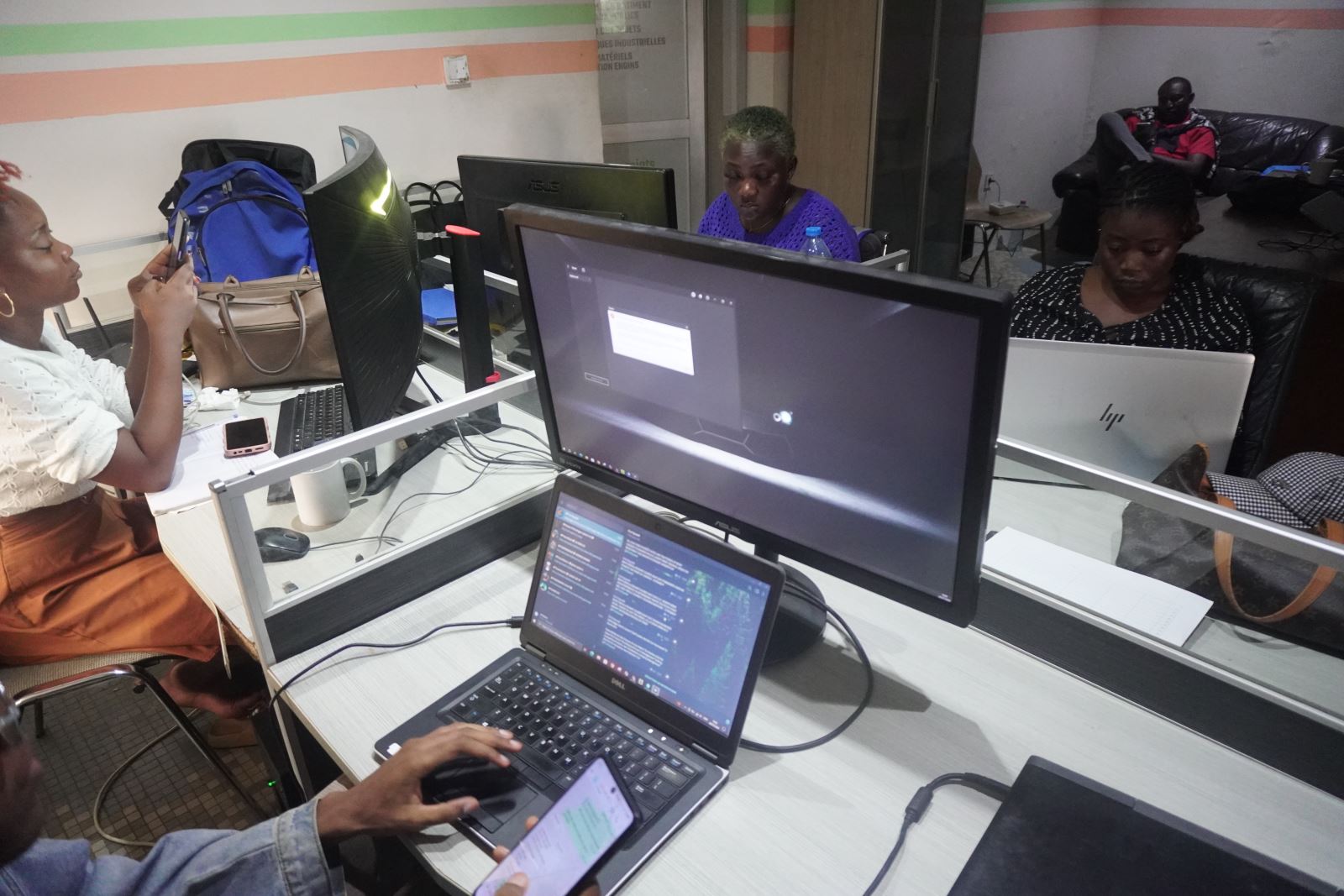 Réunion stratégique de l'équipe Flashart - Agence de communication Douala