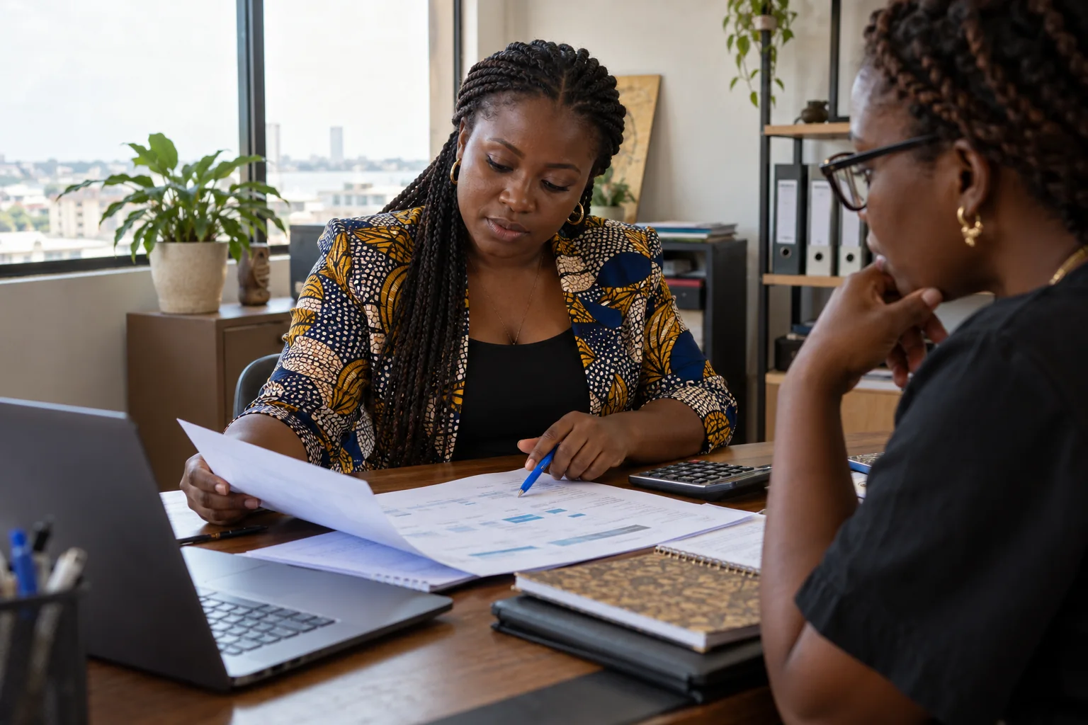 Illustration : examen d’un budget de projet avec des documents de travail